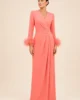 Vestido largo de crepe coral con plumas en los puños Vestido largo de crepe coral con plumas en los puños