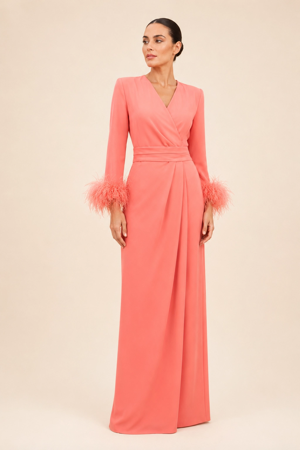 5076.20_coral1 copia Vestido largo de crepe coral con plumas en los puños