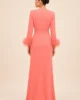 Vestido largo de crepe coral con plumas en los puños Vestido largo de crepe coral con plumas en los puños