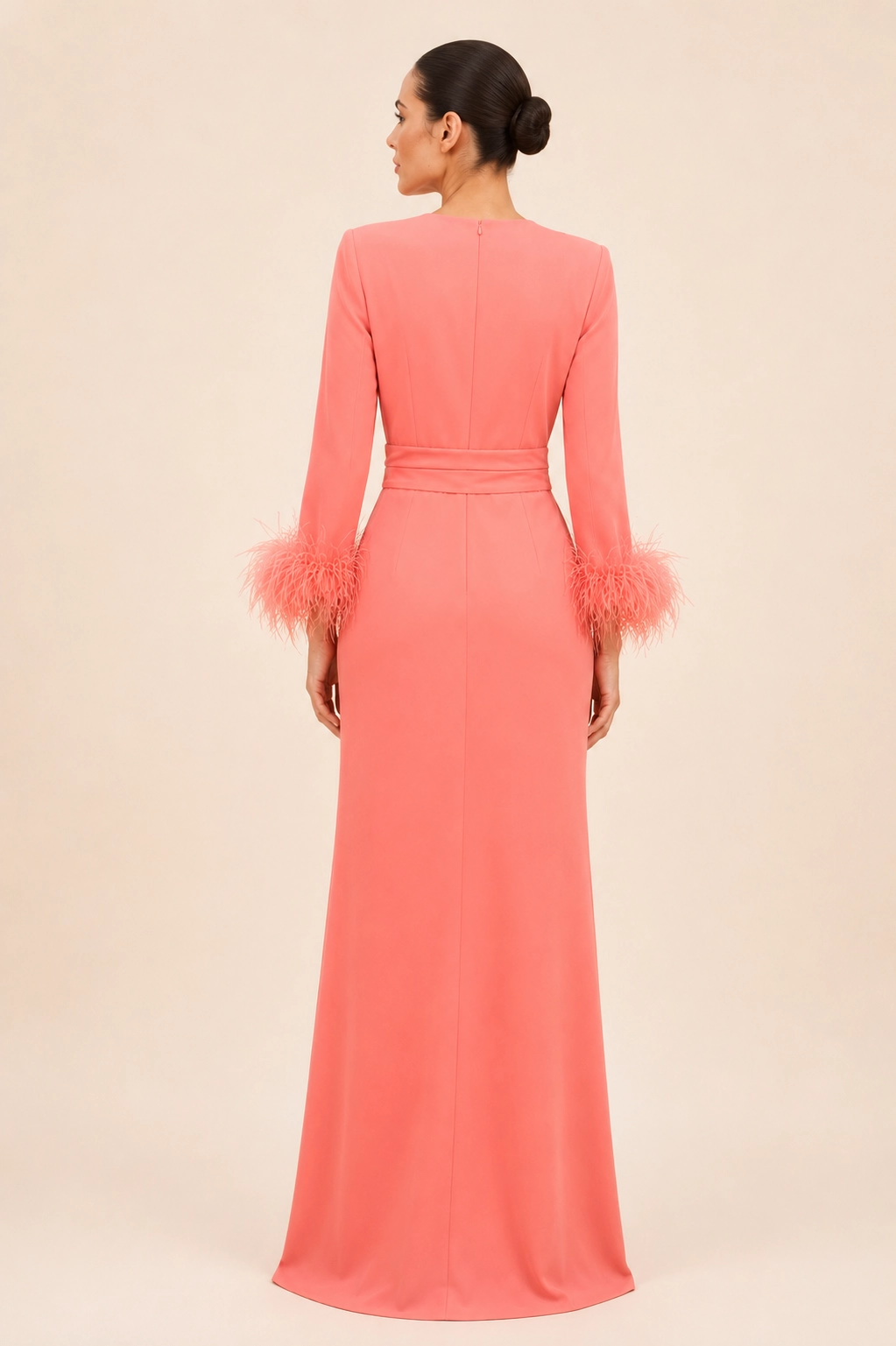 5076.20_coral2 copia Vestido largo de crepe coral con plumas en los puños