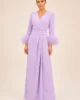 Vestido largo de crepe lila con plumas en los puños Vestido largo de crepe lila con plumas en los puños
