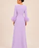 Vestido largo de crepe lila con plumas en los puños Vestido largo de crepe lila con plumas en los puños