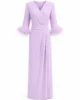 Vestido largo de crepe lila con plumas en los puños Vestido largo de crepe lila con plumas en los puños