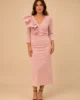 Vestido midi de crepe rosa palo con volante de tafetán Vestido midi de crepe rosa palo con volante de tafetán