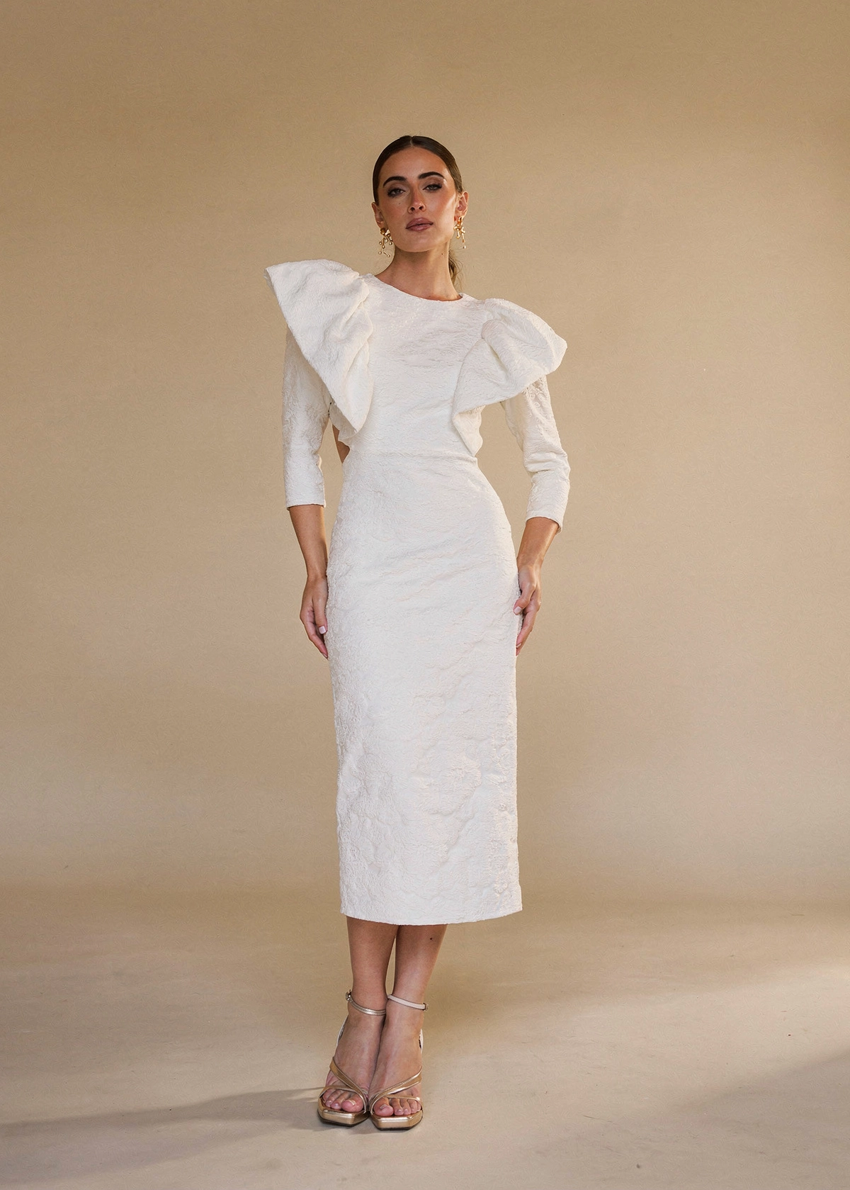 7777 copia Vestido midi brocado blanco con espalda abierta