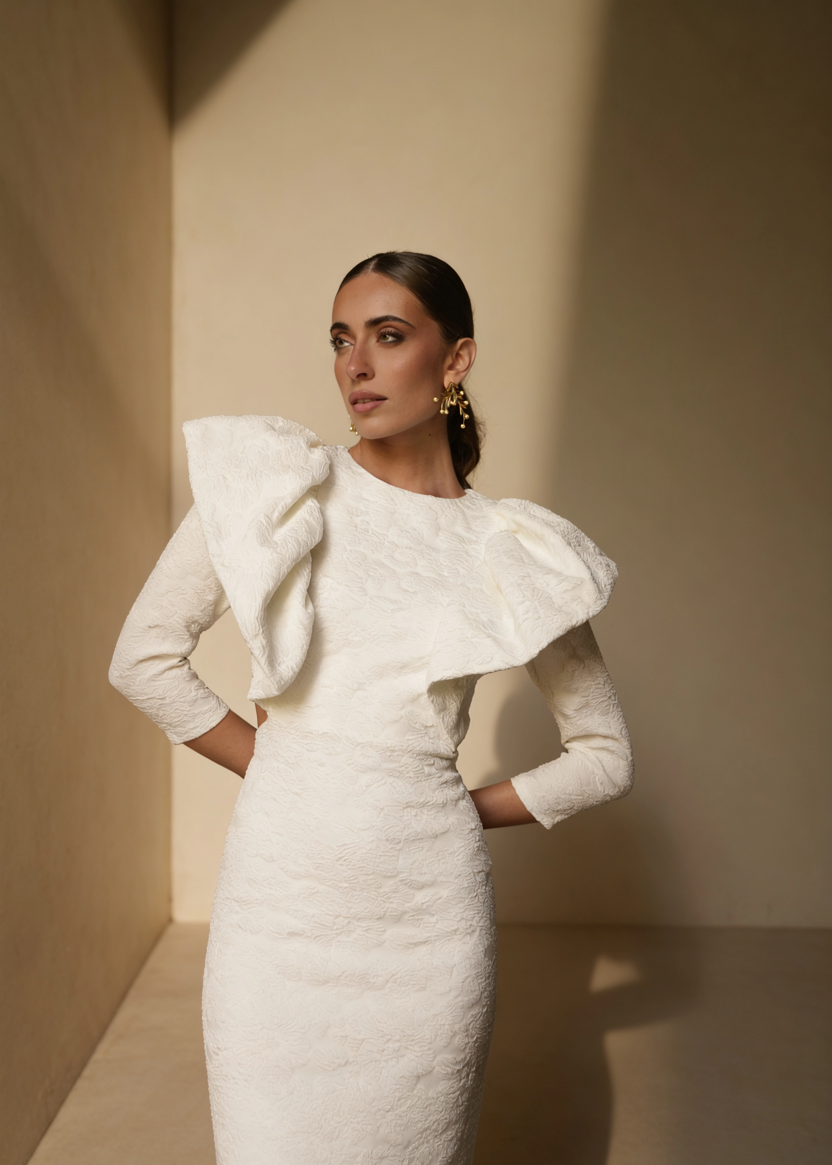 7777_1 copia Vestido midi brocado blanco con espalda abierta
