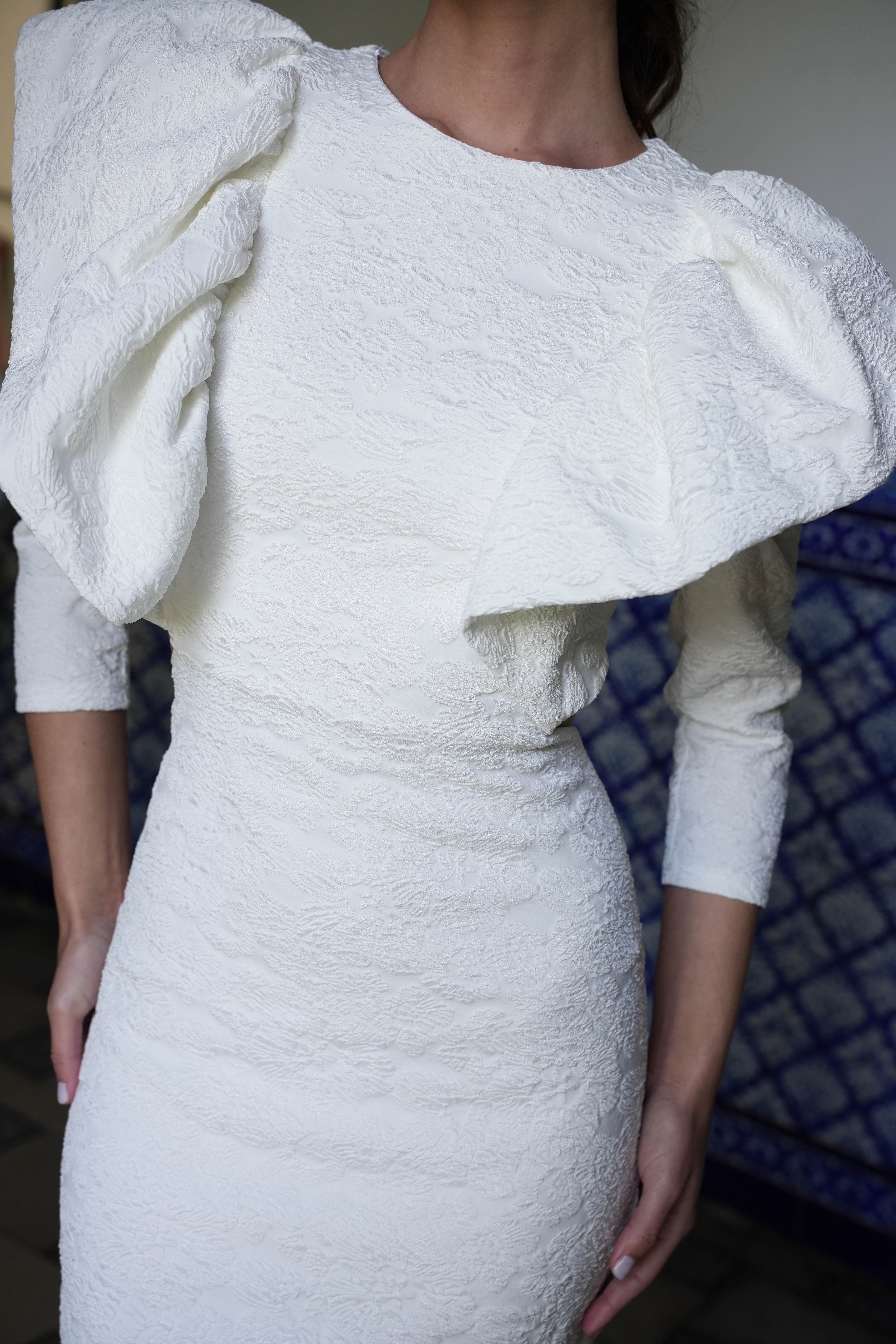7777_2 copia Vestido midi brocado blanco con espalda abierta