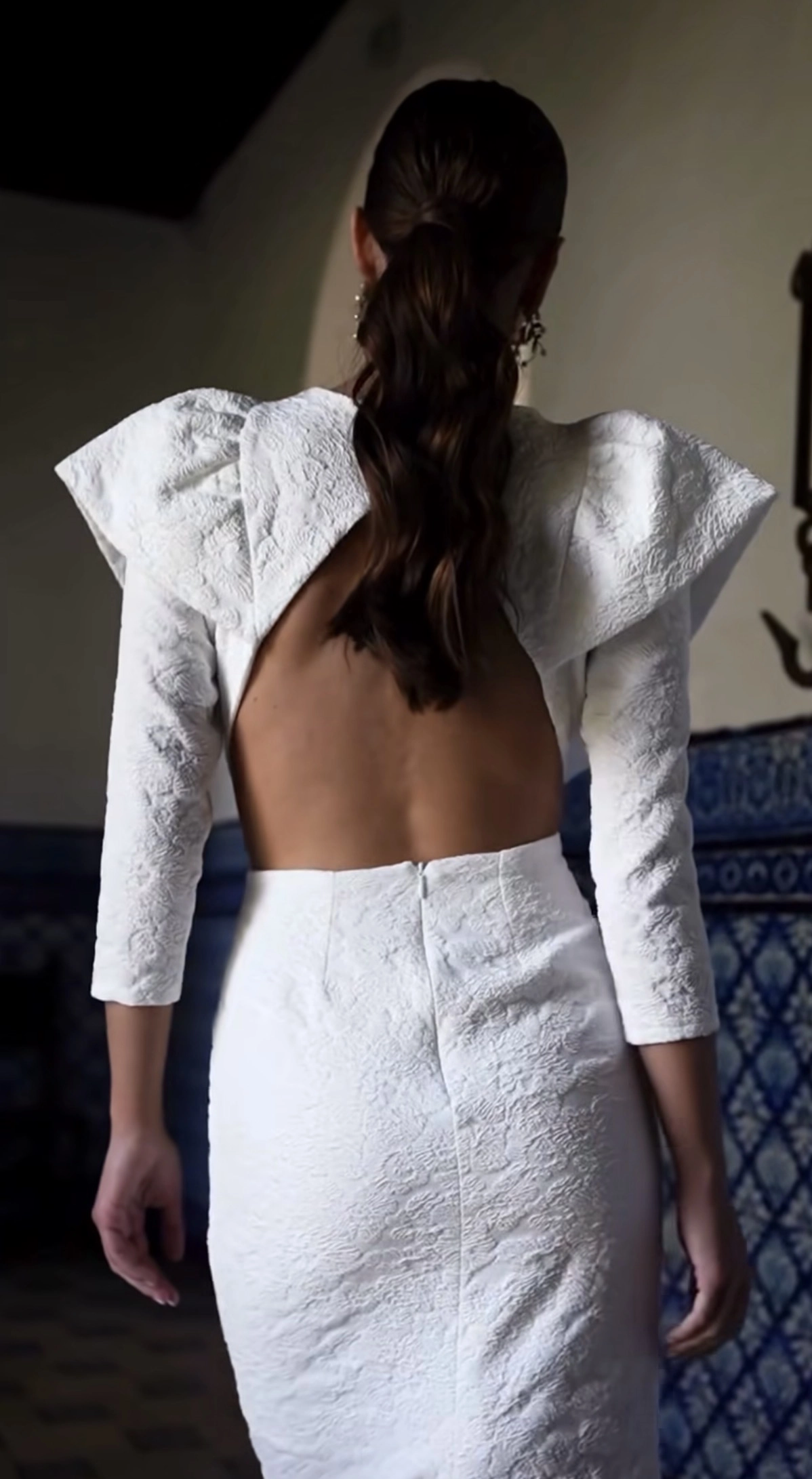 7777_3 copia Vestido midi brocado blanco con espalda abierta