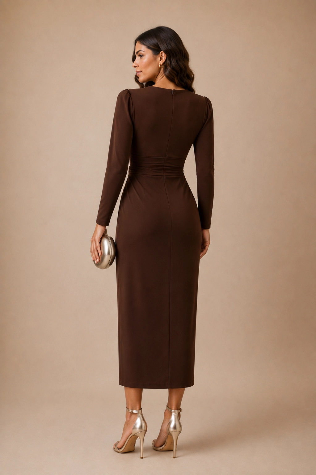 7792 (2) copia Vestido midi de punto de seda marrón con broche dorado