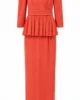Vestido largo coral de tejido elástico texturizado con peplum Vestido largo coral de tejido elástico texturizado con peplum