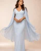 Vestido largo azul cielo con capa de gasa y hombros bordados Vestido largo azul cielo con capa de gasa y hombros bordados