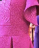 Vestido midi de brocado fucsia con falda de vuelo y volantes Vestido midi de brocado fucsia con falda de vuelo y volantes