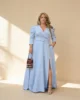 Vestido largo de crepe azul bebé con cinturón y abertura Vestido largo de crepe azul bebé con cinturón y abertura