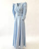 Vestido largo de crepe azul bebé con cinturón y abertura Vestido largo de crepe azul bebé con cinturón y abertura