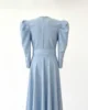 Vestido largo de crepe azul bebé con cinturón y abertura Vestido largo de crepe azul bebé con cinturón y abertura