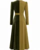 Vestido midi oliva de crepe y terciopelo combinado Vestido midi oliva de crepe y terciopelo combinado