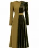 Vestido midi oliva de crepe y terciopelo combinado Vestido midi oliva de crepe y terciopelo combinado