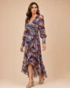 Vestido cruzado de gasa estampada en tonos azules y ocres Vestido cruzado de gasa estampada en tonos azules y ocres