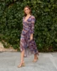 Vestido cruzado de gasa estampada en tonos azules y ocres Vestido cruzado de gasa estampada en tonos azules y ocres