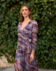 Vestido cruzado de gasa estampada en tonos azules y ocres Vestido cruzado de gasa estampada en tonos azules y ocres