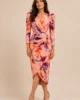 Vestido midi estampado salmón con escote cruzado y drapeado Vestido midi estampado salmón con escote cruzado y drapeado