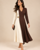 Vestido midi bicolor de crepe beige y marrón con broche dorado Vestido midi bicolor de crepe beige y marrón con broche dorado