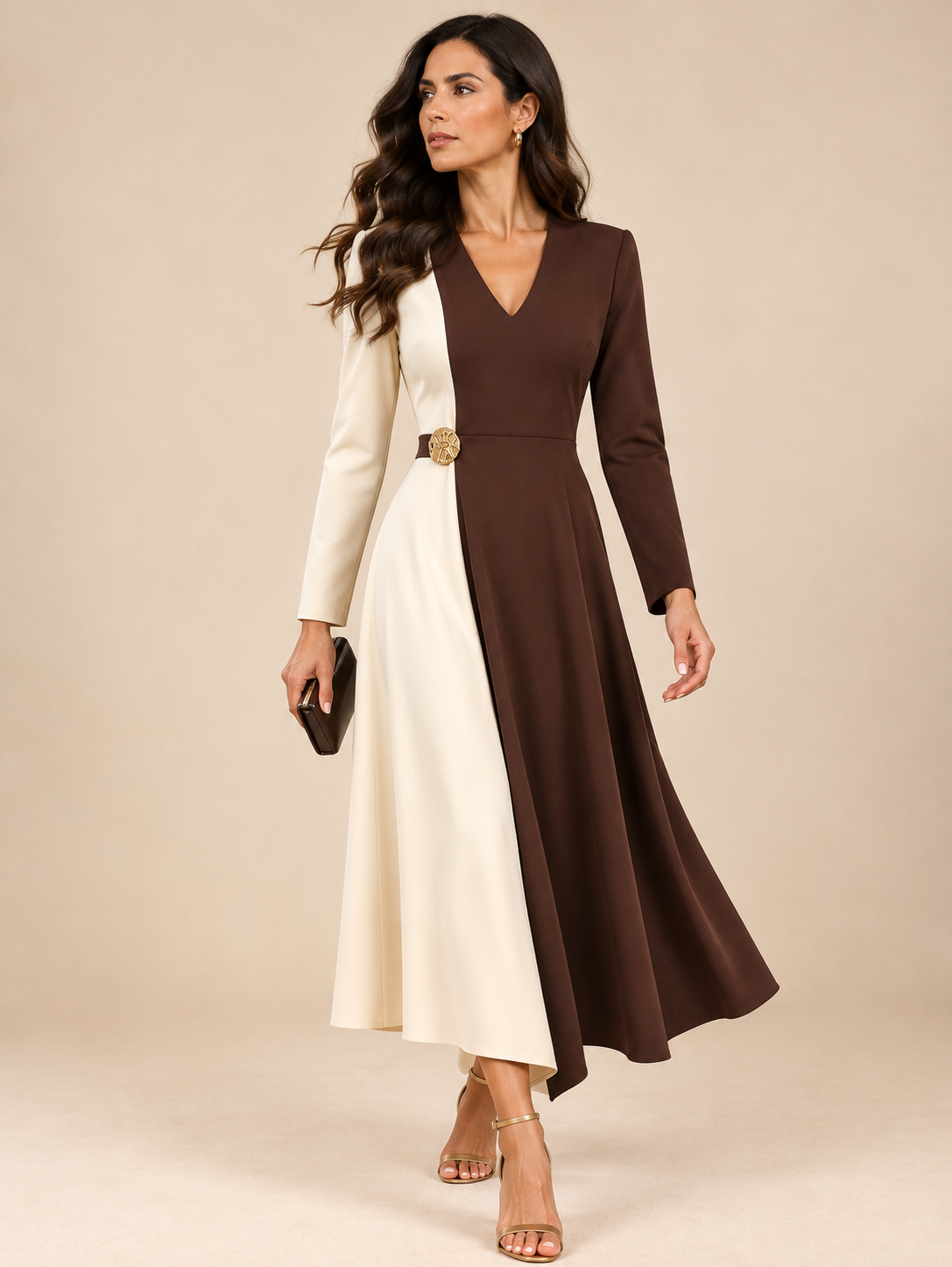 7767-marron0 Vestido midi bicolor de crepe beige y marrón con broche dorado