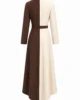 Vestido midi bicolor de crepe beige y marrón con broche dorado Vestido midi bicolor de crepe beige y marrón con broche dorado
