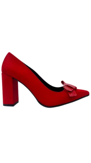 Zapato de salón rojo de ante con lazo de charol