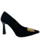 Zapato de salón negro de ante con adorno dorado Zapato de salón negro de ante con adorno dorado