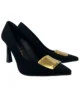 Zapato de salón negro de ante con adorno dorado Zapato de salón negro de ante con adorno dorado