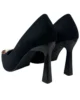 Zapato de salón negro de ante con adorno dorado Zapato de salón negro de ante con adorno dorado