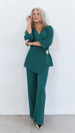 Ylma modas vestidos de fiesta, novia y comunión Conjunto verde pato con cuerpo cruzado y broche nácar