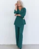 Conjunto verde pato con cuerpo cruzado y broche nácar Conjunto verde pato con cuerpo cruzado y broche nácar
