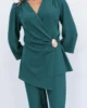 Conjunto verde pato con cuerpo cruzado y broche nácar Conjunto verde pato con cuerpo cruzado y broche nácar