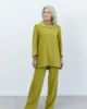 Conjunto verde oliva de pantalón y blusa satinada Conjunto verde oliva de pantalón y blusa satinada