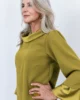 Conjunto verde oliva de pantalón y blusa satinada Conjunto verde oliva de pantalón y blusa satinada