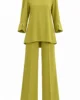 Conjunto verde oliva de pantalón y blusa satinada Conjunto verde oliva de pantalón y blusa satinada