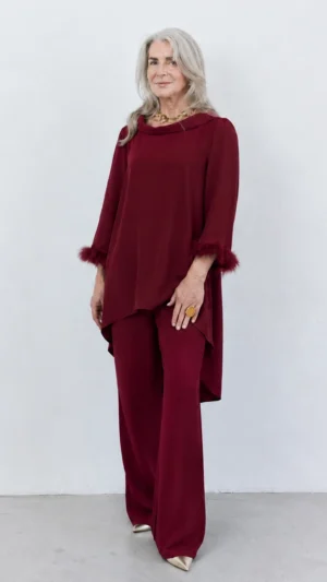 Ylma modas vestidos de fiesta, novia y comunión Conjunto granate de pantalón y blusón con plumas