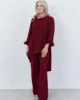 Conjunto granate de pantalón y blusón con plumas Conjunto granate de pantalón y blusón con plumas